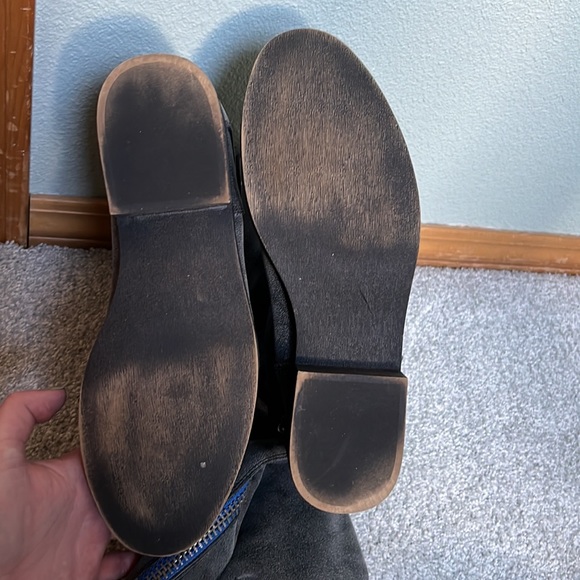 Size 9 gray boots - Picture 5 of 5